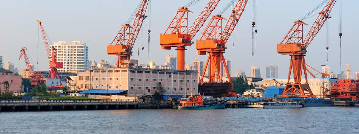 Puerto con grúas portuarias